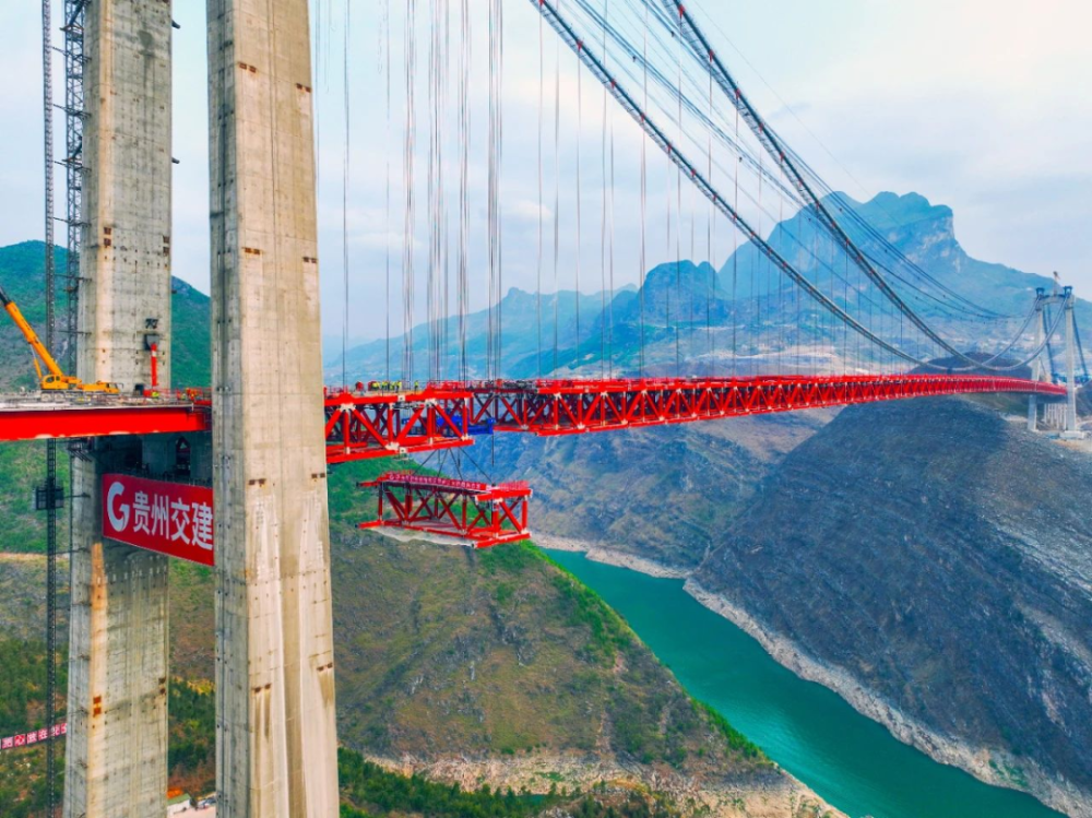 首座"纯贵州造"悬索桥顺利合龙