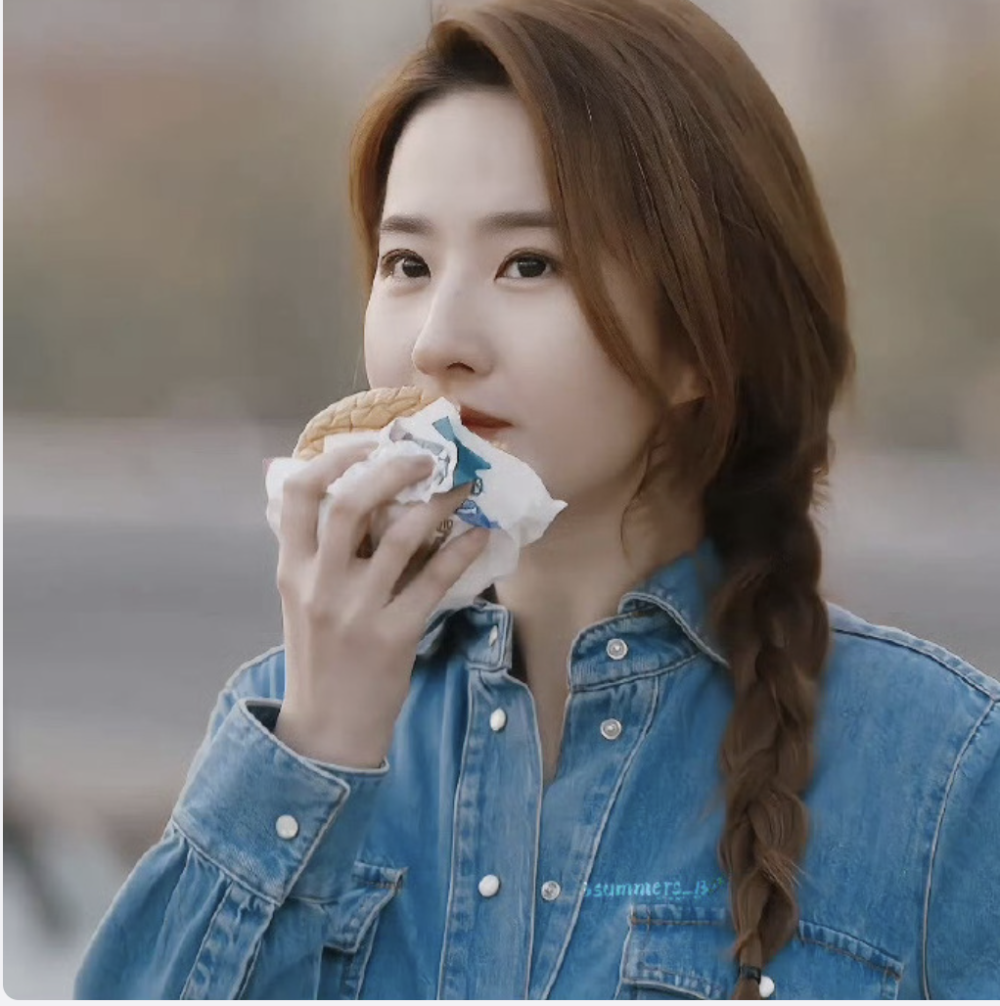 刘亦菲吃汉堡,赵丽颖吃红烧肉,撕掉了「假吃演员」的遮羞布