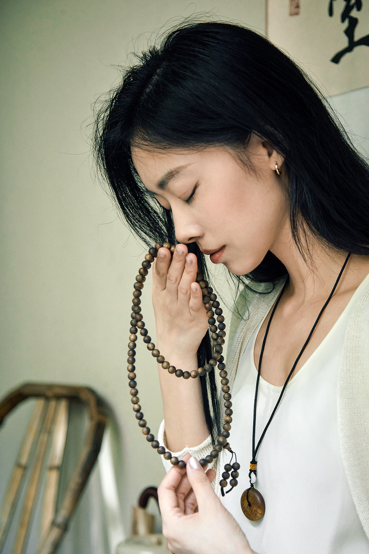 沉香藏家都绕不过的绿奇楠，罕见沉水级，绕腕留奇香，绝了！-腾讯新闻