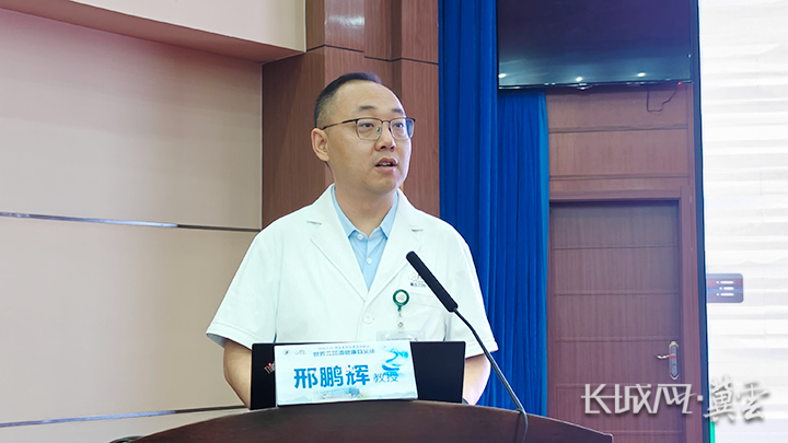河北医科大学第四医院东院消化内科病区主任殷飞进行科普讲座.