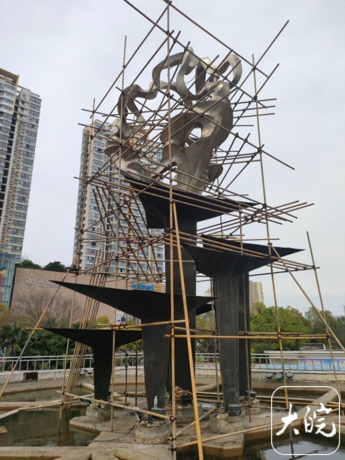 六安浑身都是裂缝的最老雕塑正在维修
