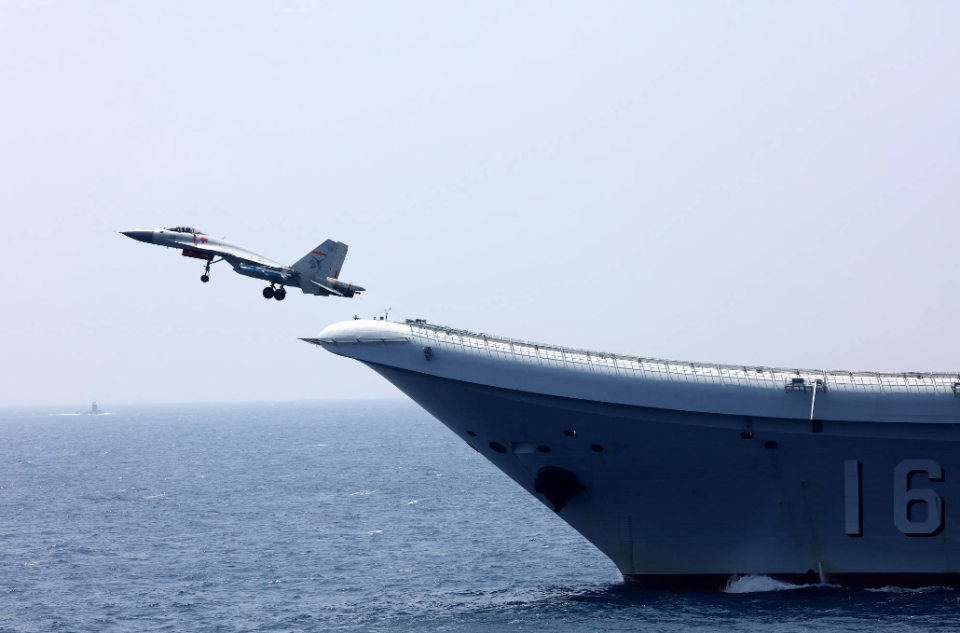 美军最不愿看到的一幕出现,维修了一年的辽宁舰,甲板上出现歼35_腾讯