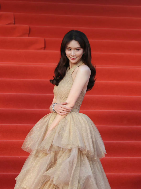 林志玲罕见现身引关注皮肤紧致优雅大方肤色越来越像日本人