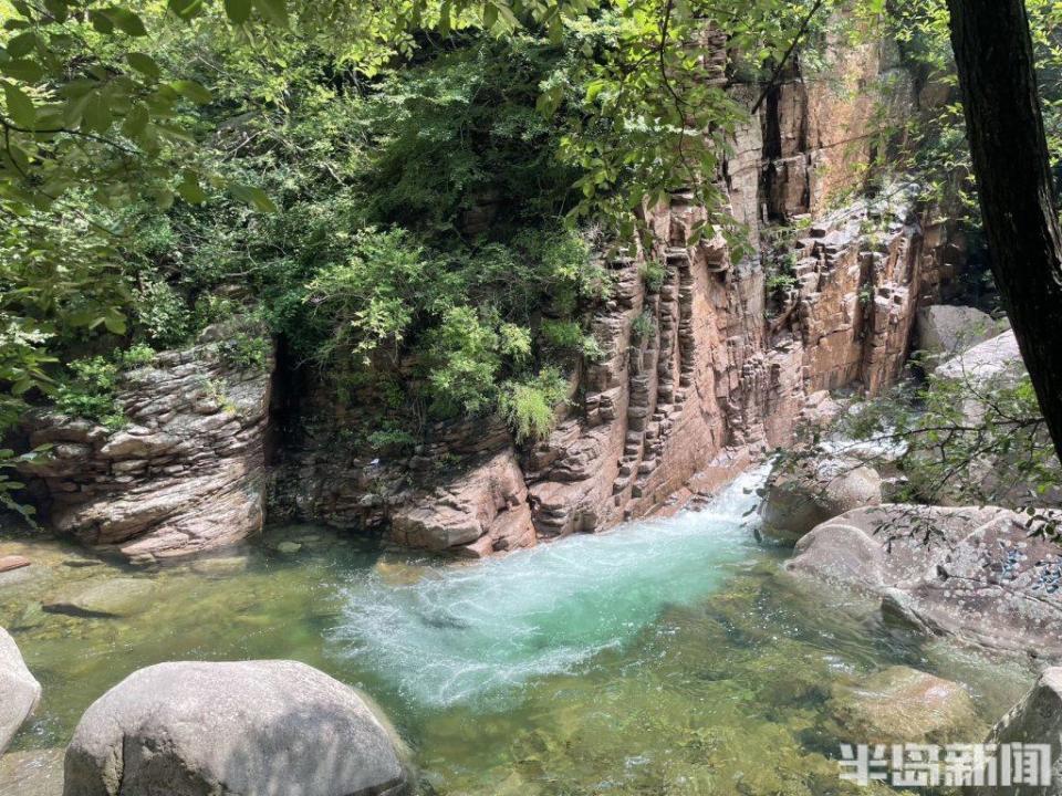 7月18日,青岛连续多日的降雨过后,崂山北九水景区水量充沛,潮音瀑十分