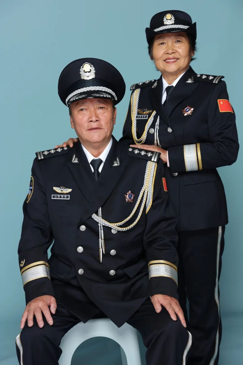 重阳节白云公安为离退休老同志送上特别的礼物用镜头定格离退休老同志