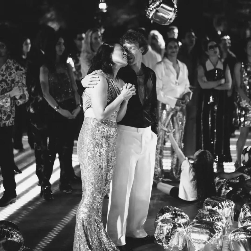 扎克伯格疯传离婚，撕西装跳舞讨好老婆！中年危机缺啥秀啥？-腾讯新闻