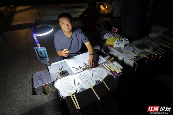 夏夜长沙地摊经济火热,街头巷尾洋溢着浓浓烟火气