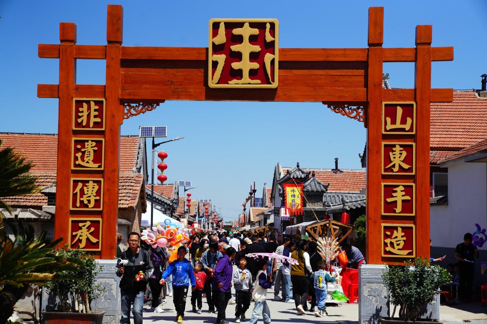 4月30日,游客在山东省利津县"老街长巷"非遗文化街游玩.