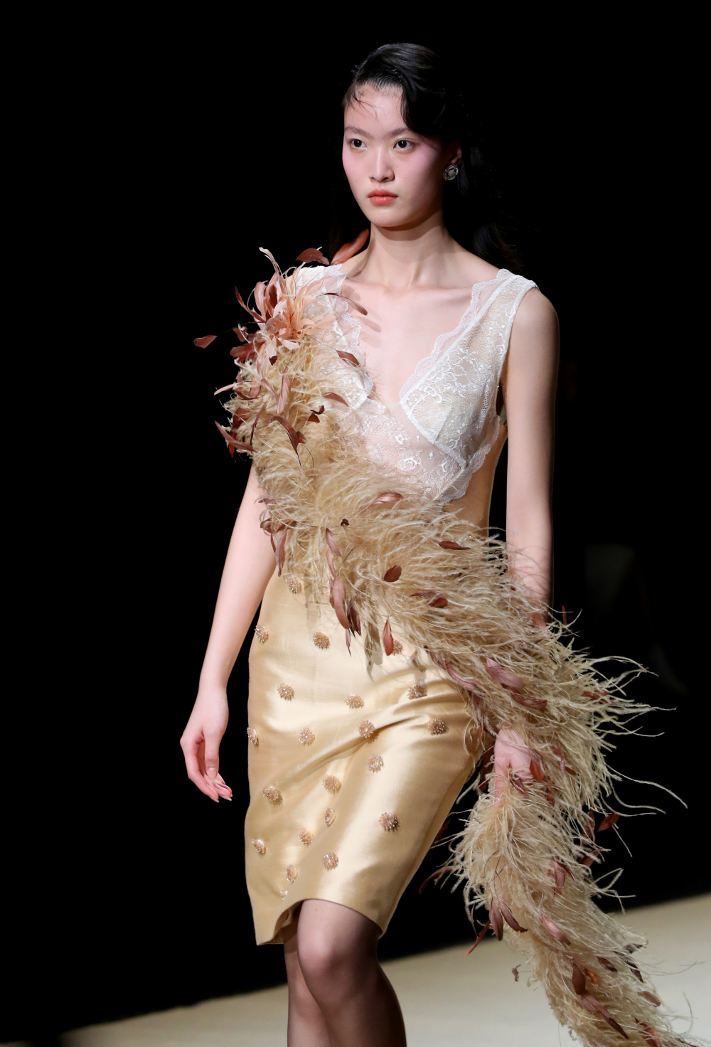 新华社记者 方喆 摄3月25日,模特在le fame品牌时尚秀中展示.