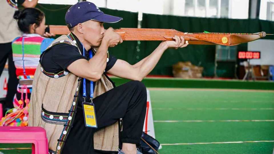 云南：弩箭破风 千年技艺点燃全民健身热潮