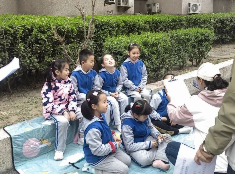 丰台五小的几位同学组成"小蜗牛"微视频录制小分队,走进校园,寻找春天