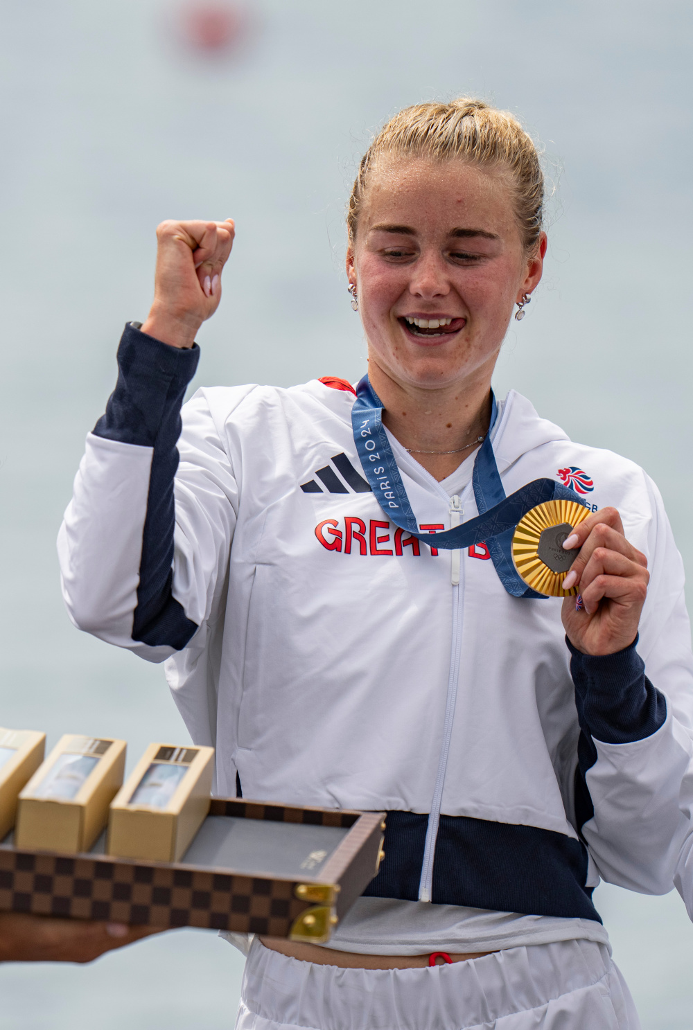 7月31日,冠军英国选手亨利,斯科特,安德森,布雷肖在颁奖仪式后拥抱.