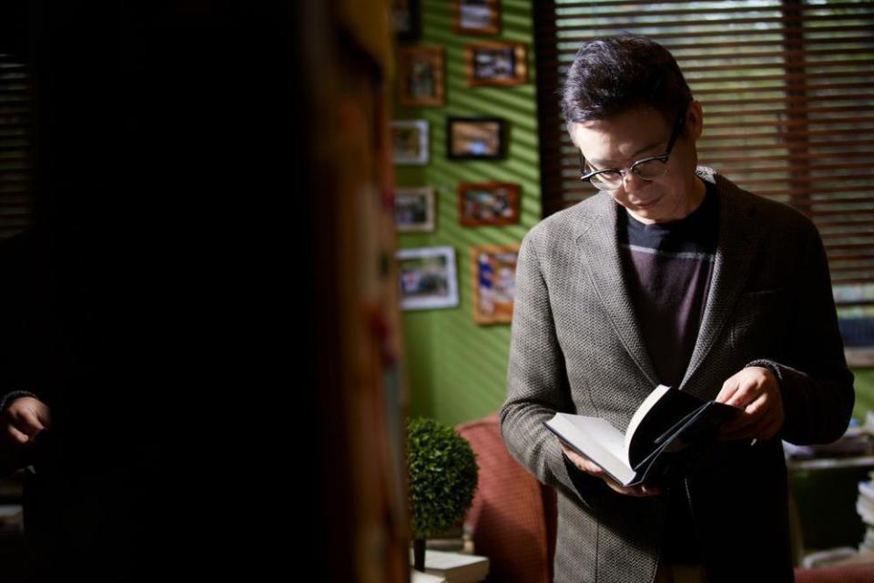 麦家对文字有着"近乎洁癖的执着","有时候觉得情感捕捉得不正确,不断