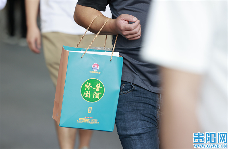 图集酒博会首日市民大丰收