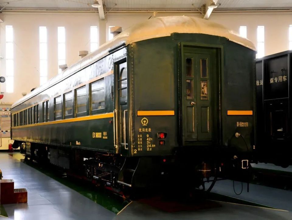 蒸汽机车,还有铁路货运重载化运输,客运列车的代表以及时速350公里