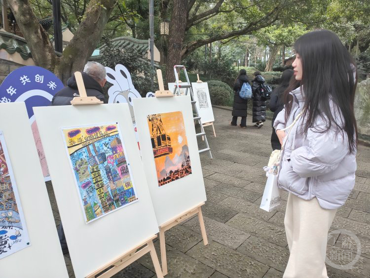 市民正在駐足觀看現場展出的藝術ip作品一走進鵝嶺公園澳大利亞公館