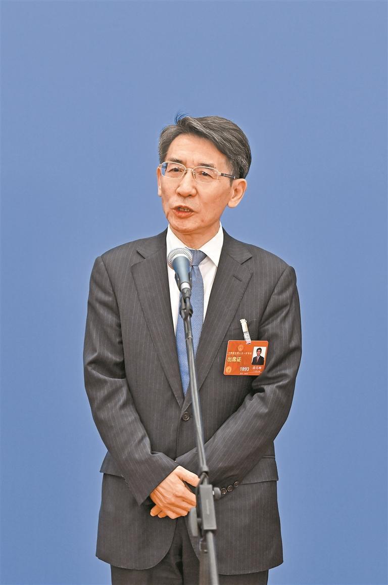 全国人大代表薛其坤走上"代表通道"接受媒体采访时表示用更多更大科研