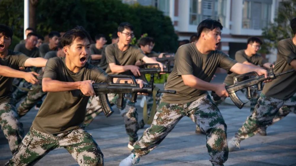 广西大学生军训硬核出圈!各省网友:还发枪?羡慕桂桂~_腾讯新闻