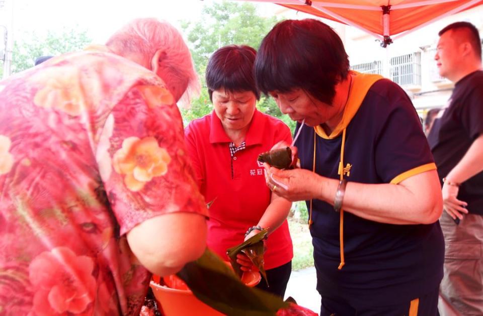 代表一同探望辖区内孤寡老人,为他们送上装满情谊的粽子和生活用品