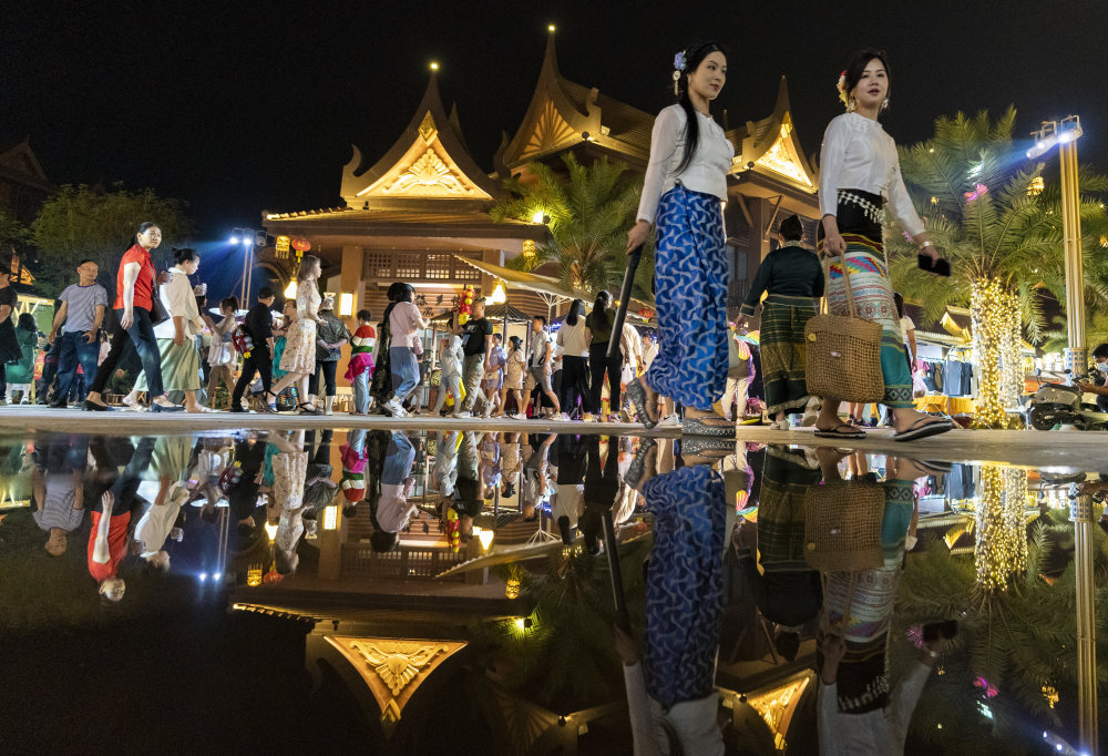 云南芒市民族风情点燃边城夜经济