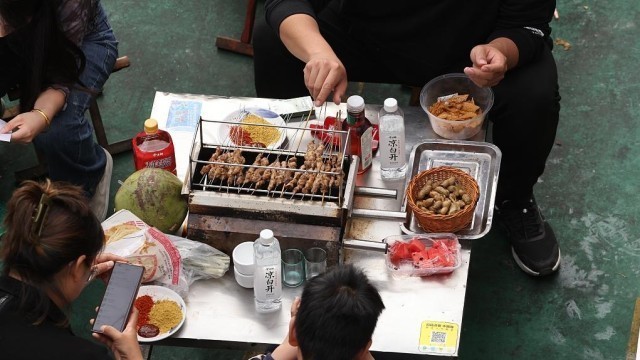 2023年4月14日,山東淄博,食客在網紅店牧羊村燒烤擼串.