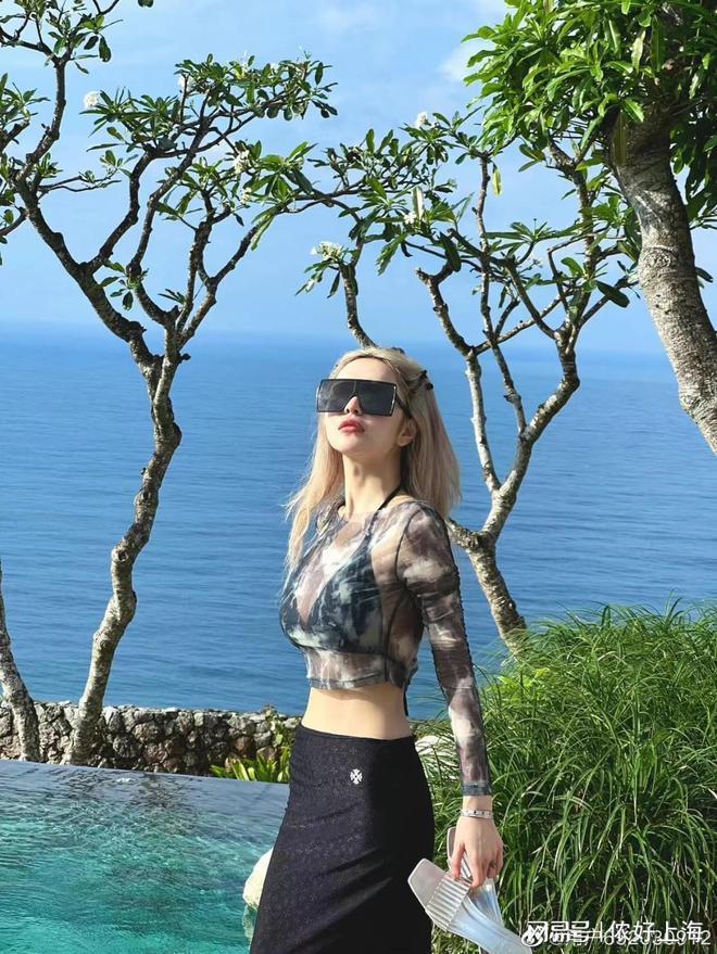 周扬青晒泳装照太辣了灿笑摆pose事业线吸睛细腰大长腿一览无余