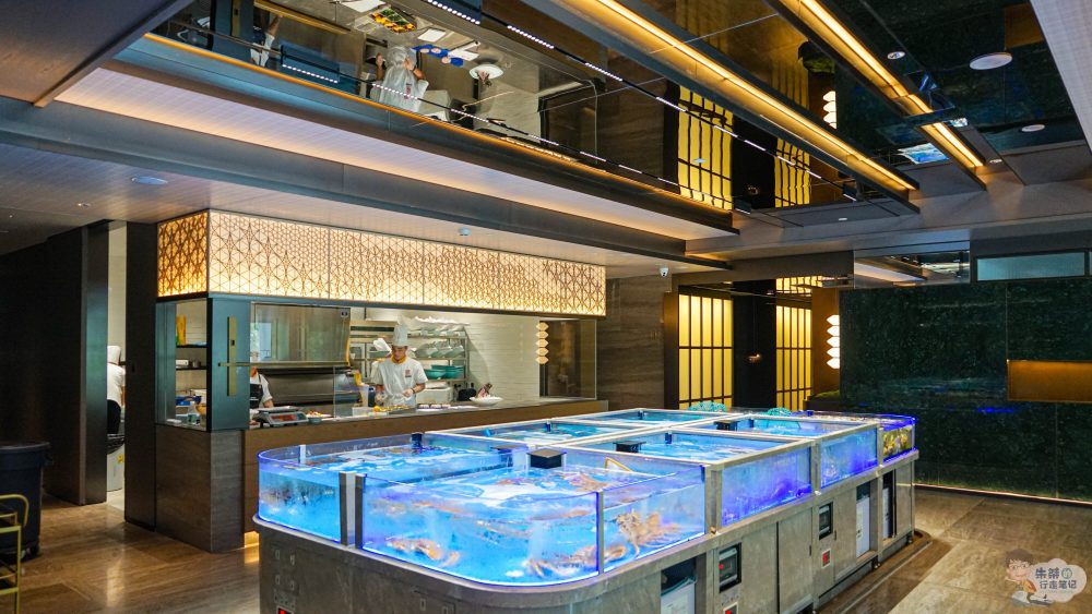 同庆楼首家豪华五星级标准酒店,位于巢湖之畔,网红楼梯引关注