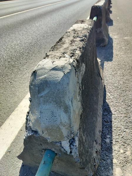 曹安公路水泥隔离墩"戳人"续:当晚即整改