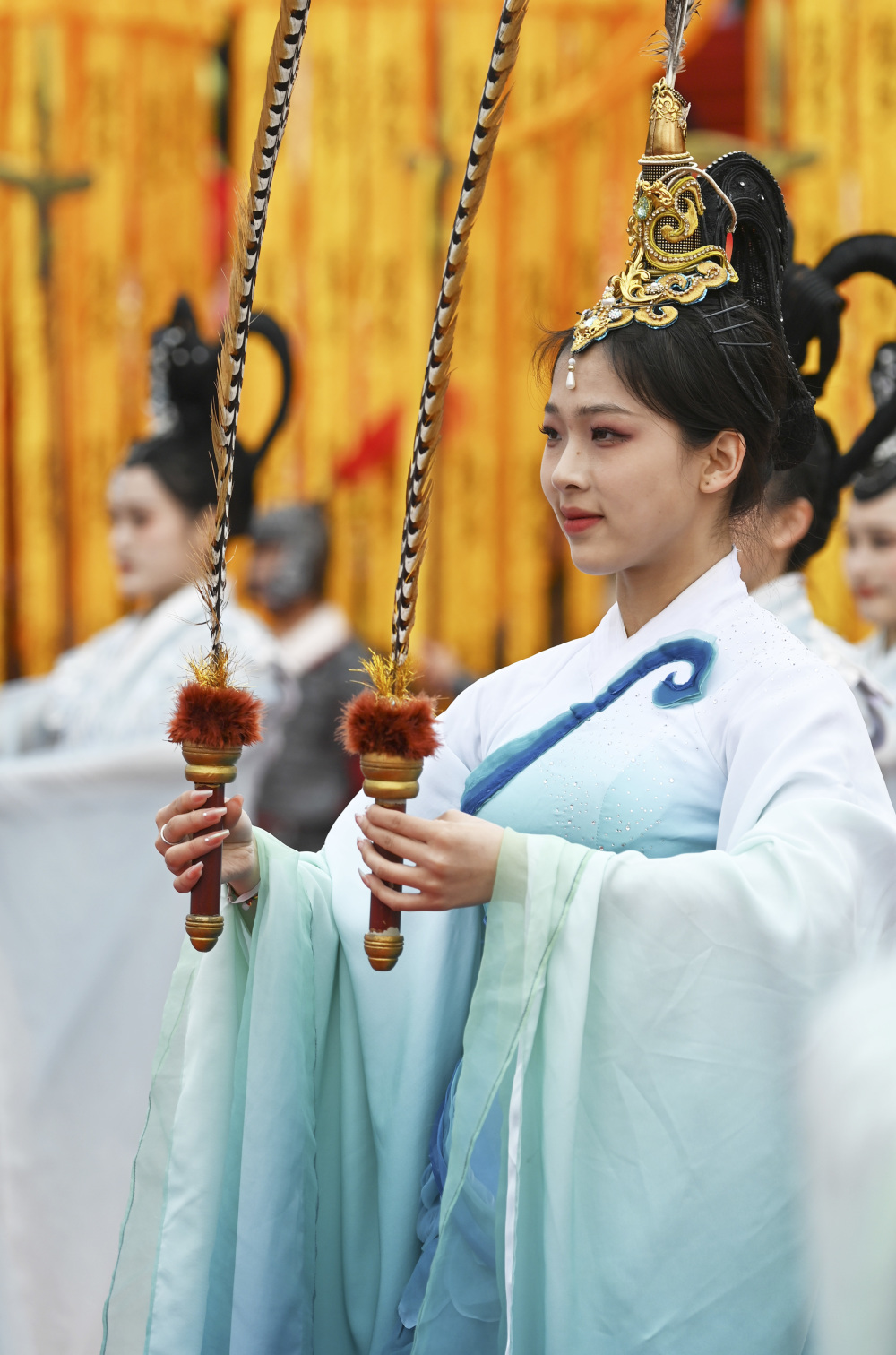4月5日,演员在公祭轩辕黄帝典礼上演唱歌曲《黄帝颂》.