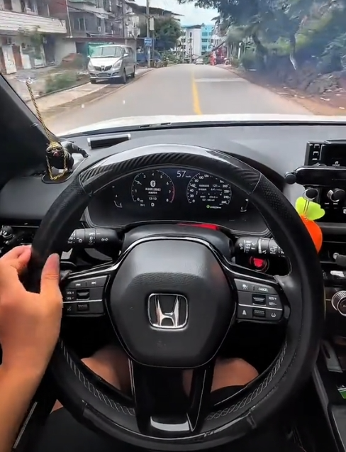 四川小伙单手开本田思域耍帅下一秒翻进田里,网友:本应该在田里