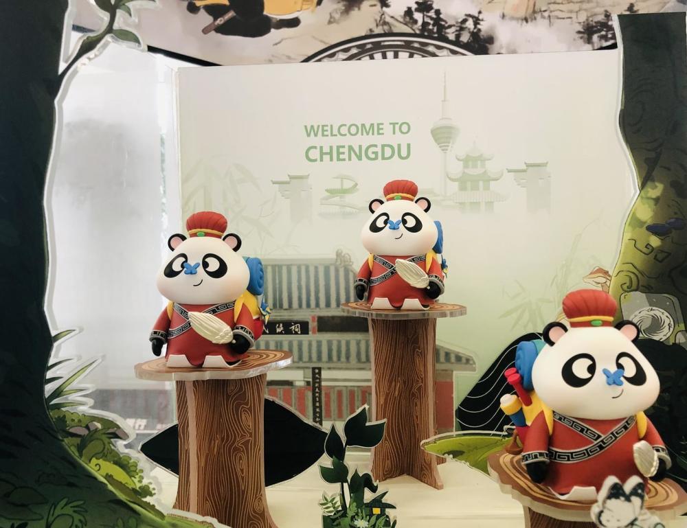 天府健康通的"旅行熊猫",实体形象亮相:金银傍身_腾讯新闻