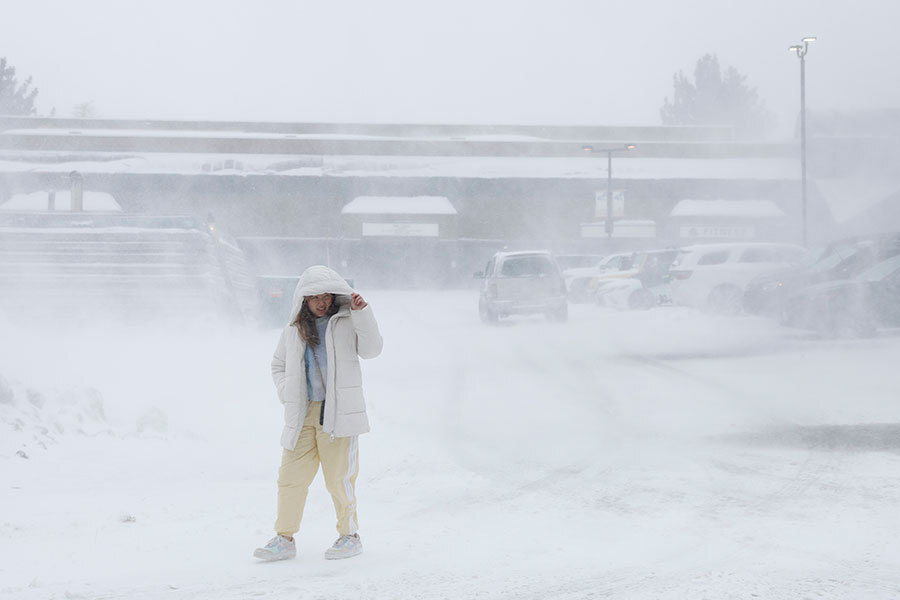 美国加州遭暴风雪袭击汽车被降雪覆盖