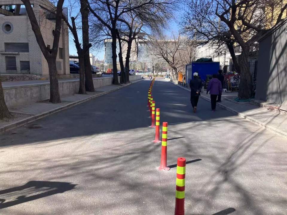 西木樨园旁无名小路从无序停车到有序通行