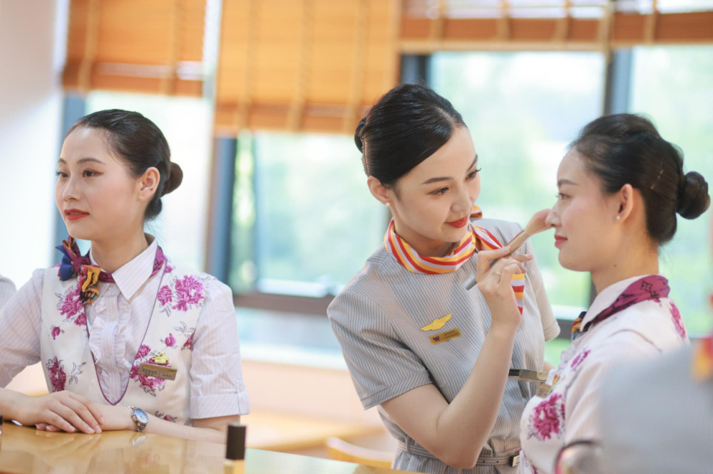 重庆空姐动姐携手开展服务礼仪培训备战暑运