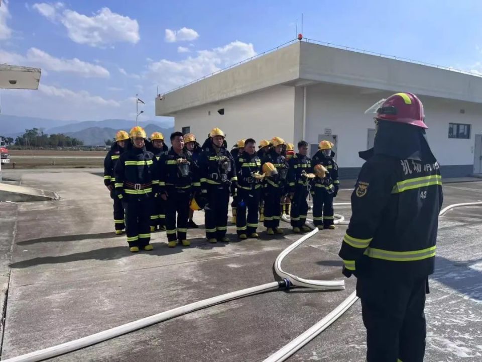 思茅机场联合驻场空军,思茅区消防救援大队,开展了航空器应急救援联合