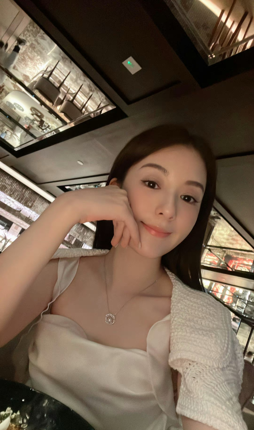 方媛晒庆生视频,穿露肩礼服与郭富城享二人世界,37岁状态超好