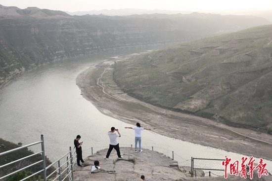 4月18日,山西省石楼县辛关镇马家畔村,游客们在被称为"黄河第一湾"的