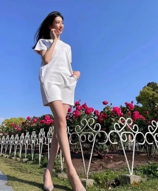 从小在母亲的严加管教下,制定了严格的"美腿计划",包括:禁止翘二郎腿