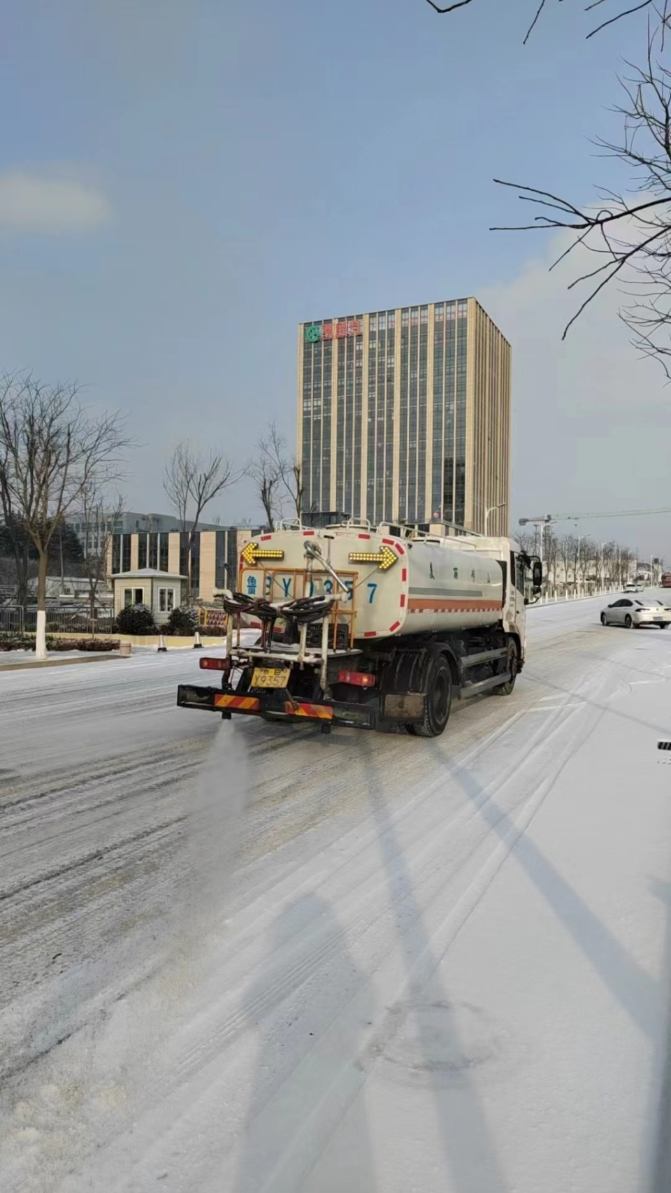 城市云脑清雪滚刷车液体融雪剂撒布车崂山除雪多种神器上场