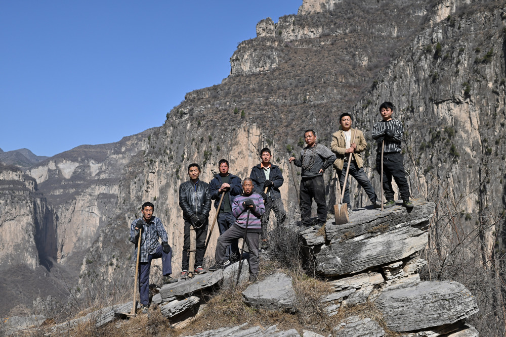 翻山越岭披荆斩棘图片图片