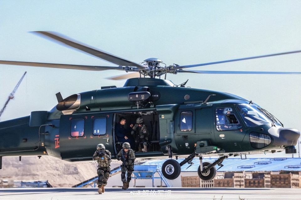 武警特战队员直升机融合训练 酷