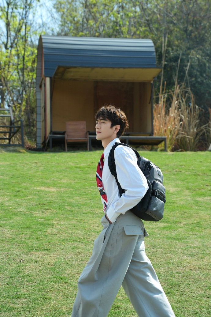 林更新再登杂志封面,阳光帅气有活力,背包漫步气质出众堪称校草