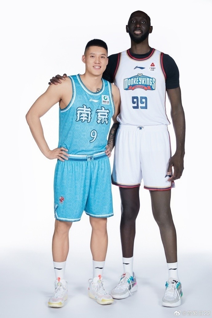曾繁日晒同曦男篮定妆照:新赛季 新的开始