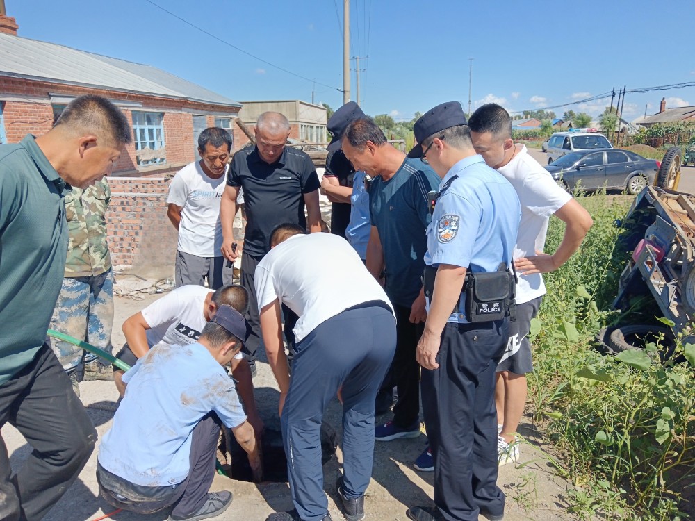 两人缺氧被困地窖民警紧急救援