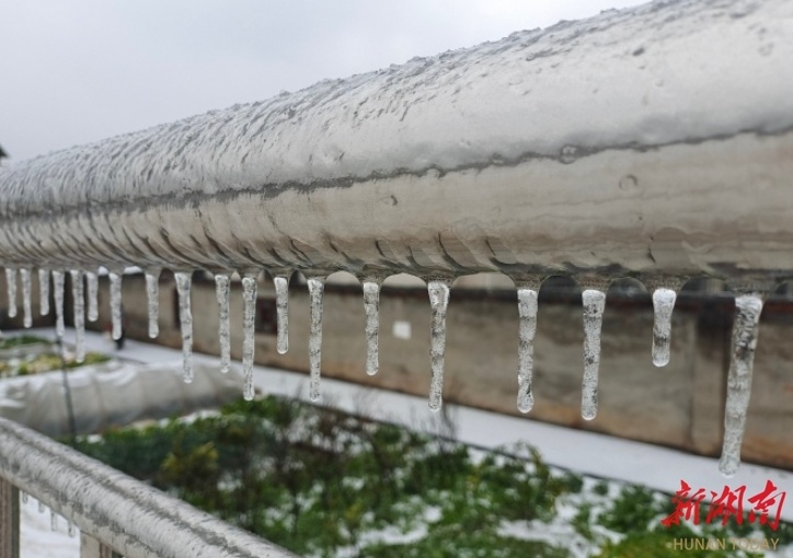 湖南64个县市区出现雨雪冰冻天气气象专家建议及时清雪融冰