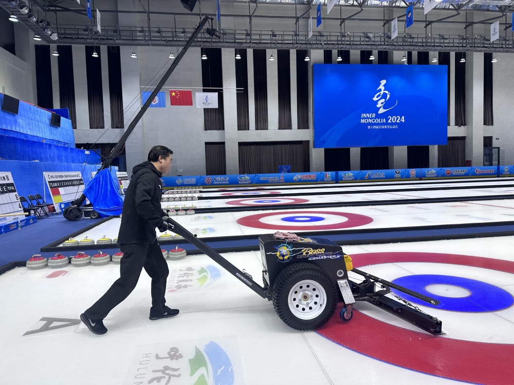 十四冬冰壶赛场的冰面保卫战