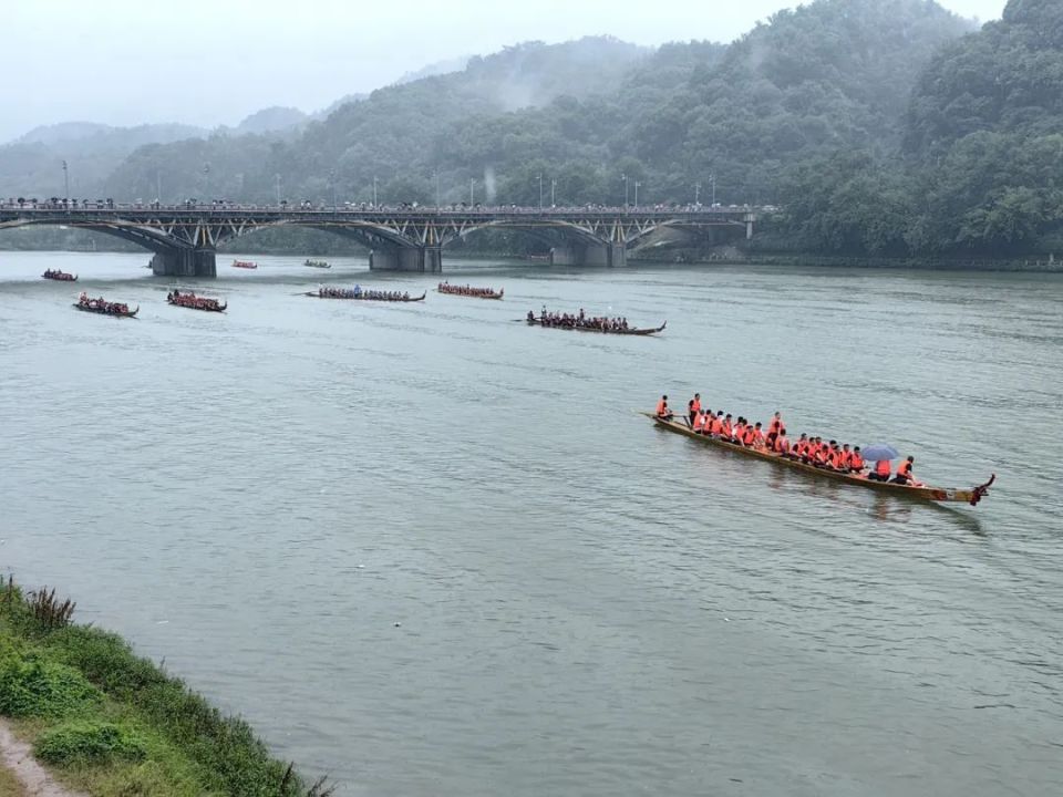 信江河上 雨中竞速!