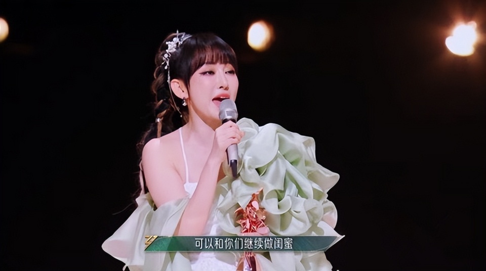 萨顶顶是耐摔的,即使六岁被拒加入合唱团,做专辑又碰壁依旧坚韧