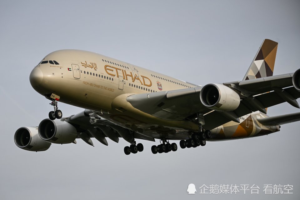 "近距离"看a380起飞,感受大飞机的压迫感.