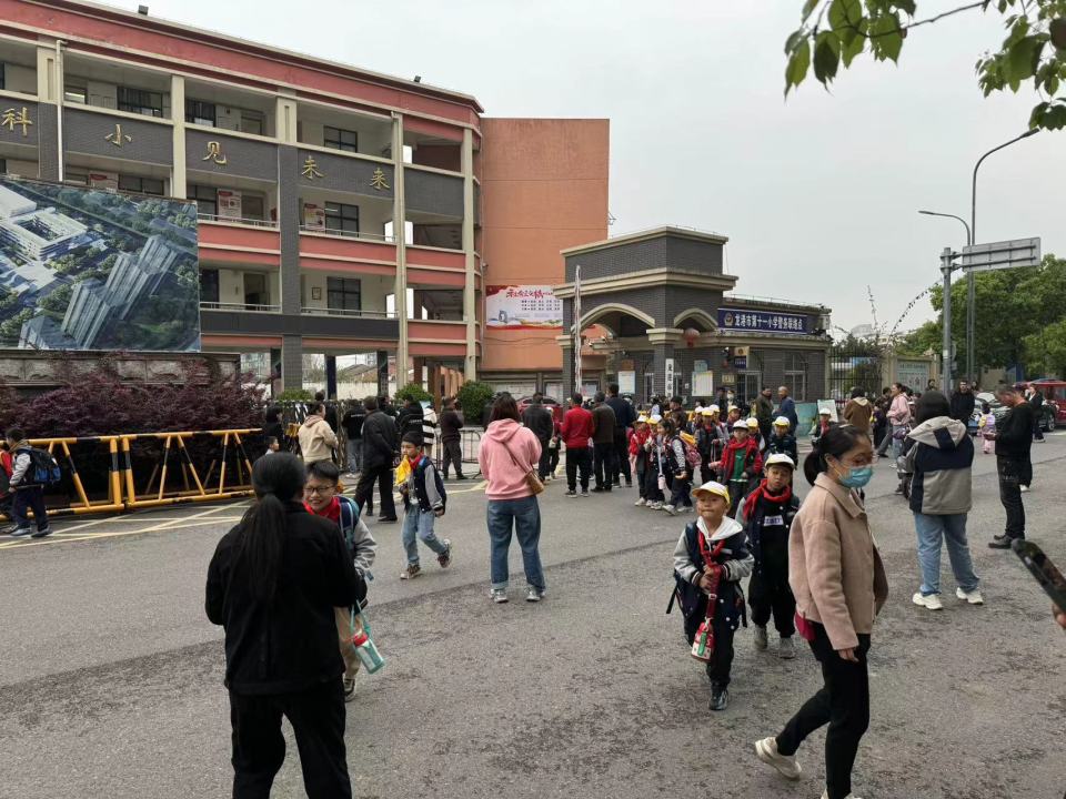 见义勇为的"面条大叔"火了!摊子前来了不少"点赞粉丝"_腾讯新闻